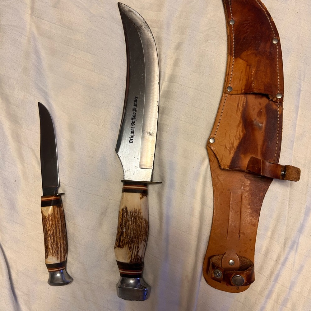 Set of 2 Original Buffalo Skinner knives with leather case